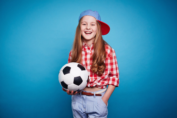 Девочка держит мяч
 - Фото, изображение