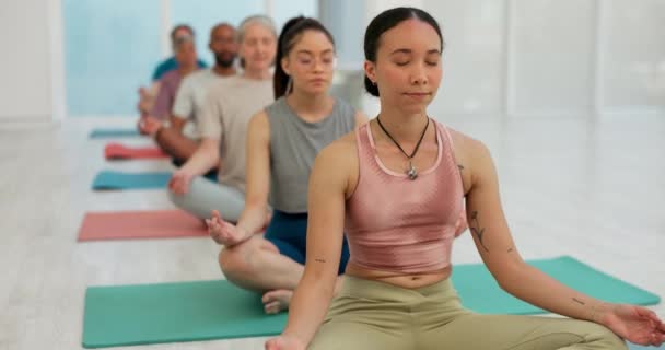 Rustige vrouw, coach en meditatie in yogales voor spirituele wellness, bewustwording of stress verlichting. Vrouwelijke persoon of yogi met groep in bemiddelen of zen voor gezonde geest, lichaam en gezondheid in fitness. - Video