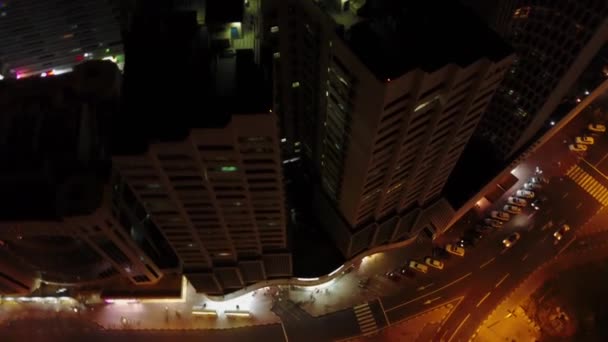 Повышенный освещенный ночной вид на медиа- и интернет-небоскребы на Шейх Заид Роуд в центре Дубая, ОАЭ. Живописный вид с воздуха на большой современный город ночью. Business bay, Дубай, Объединенные Арабские Эмираты - Кадры, видео