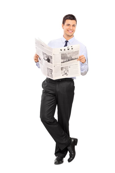 Businessman holding newspaper - Foto, afbeelding