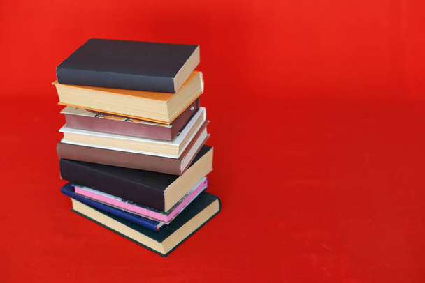 Stapel von Büchern auf schwarzem Hintergrund - Foto, Bild