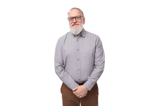 guapo jefe de edad hombre con barba blanca y bigote vestido con camisa y pantalones. - Foto, Imagen