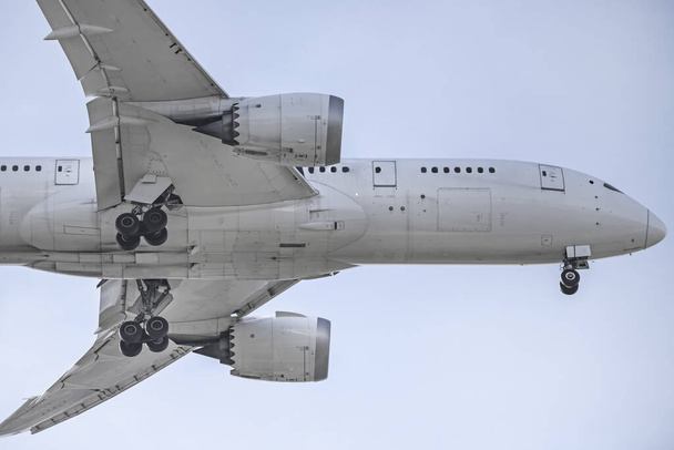 Fuselagem vista de baixo de um grande avião - Foto, Imagem
