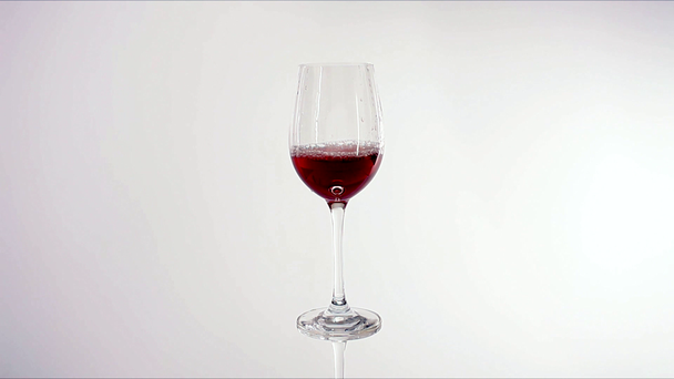 nalil sklenici červeného vína - Záběry, video