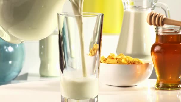 versando il latte in un bicchiere - Filmati, video