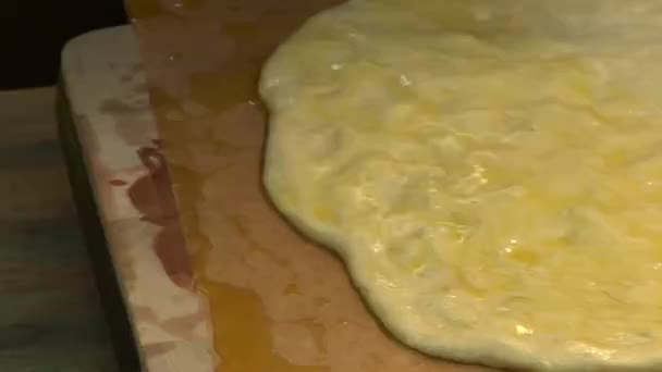 Brosser la pâte avec de l'huile
 - Séquence, vidéo