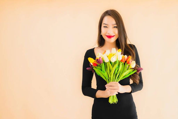 Retrato hermosa joven asiática mujer con color flor en color aislado fondo
 - Foto, imagen
