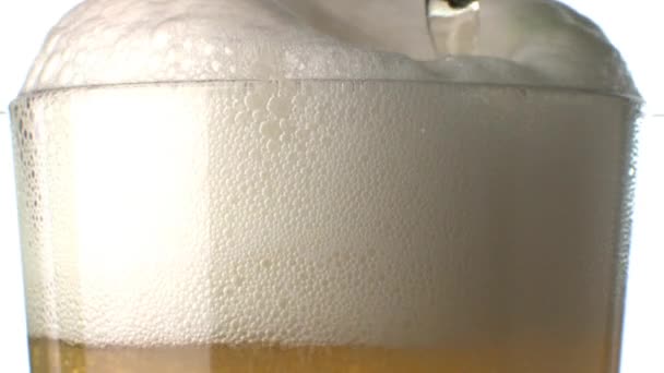 Verter cerveza con espuma
 - Metraje, vídeo