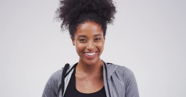 Kadın, konuşma balonu ve eğitim, dil ve çeviri için poster modeli beyaz bir arkaplanda portrede SSS. Yüz, gülümseme ve ses alanı olan Afrikalı öğrenci, stüdyoda sohbet ve sosyal medya. - Video, Çekim