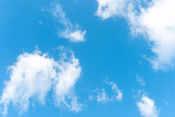 Schöner blauer Himmel mit seltsamer Wolkenform morgens oder abends wird als natürliche Hintergrundtextur in dekorativen Kunstwerken verwendet. - Foto, Bild