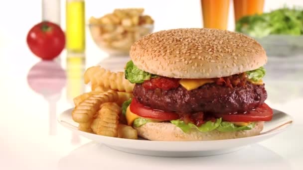 Hamburger mit Pommes auf Teller - Filmmaterial, Video