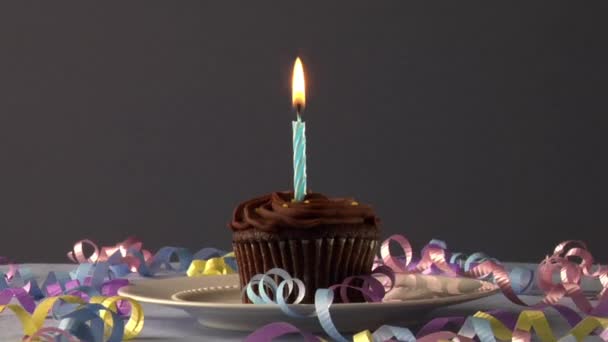 cupcake με ένα κερί - Πλάνα, βίντεο