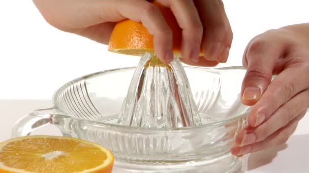 Сожмите половину апельсина
 - Кадры, видео
