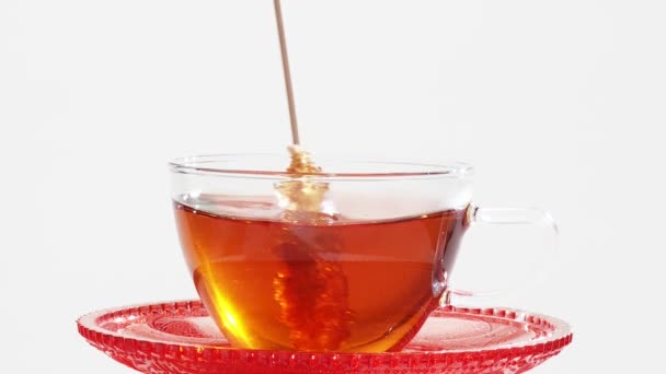 Ανακατεύοντας ένα φλιτζάνι τσάι με ένα ραβδί swizzle ζάχαρη - Πλάνα, βίντεο