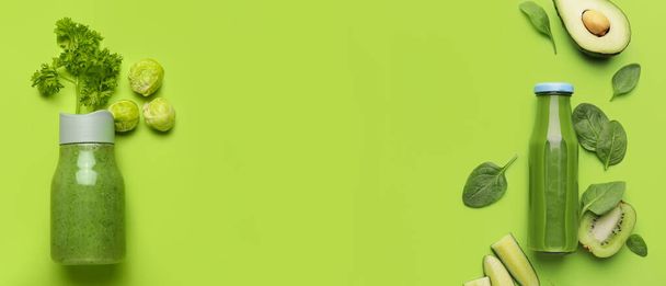 Garrafas de smoothie saudável e legumes frescos em fundo verde com espaço para texto - Foto, Imagem