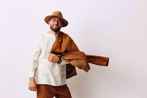 White man young background standing person adult face studio expression guy portrait beard handsome style caucasian lifestyle hat stylish model man fashion - Foto, imagen