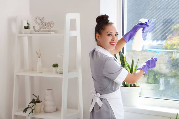 Janela de limpeza de camareira bonita no quarto de hotel - Foto, Imagem