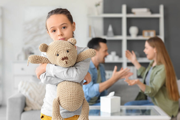 Evde oyuncak ayısı olan üzgün küçük bir kız. Boşanma kavramı - Fotoğraf, Görsel