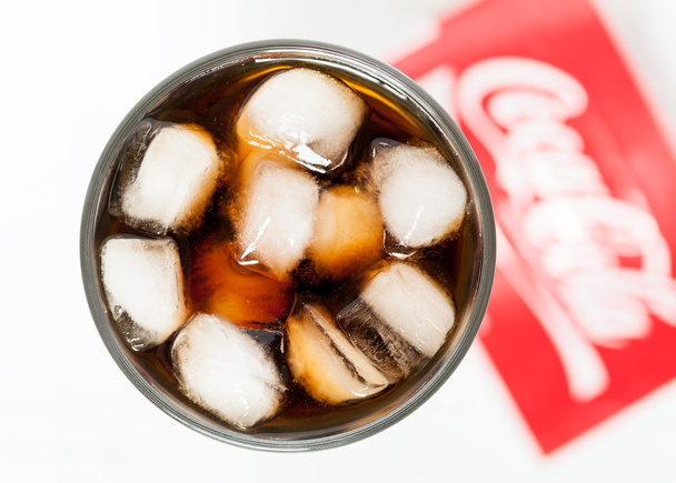 Bicchiere di coca cola dolce bevanda malsana con bolle, cubetti di ghiaccio e logo
 - Foto, immagini
