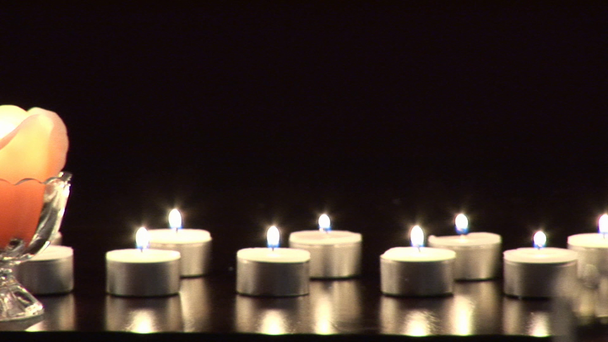 brennende Kerzen in Form von Rosen - Filmmaterial, Video
