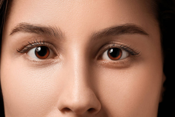 Młoda kobieta z brązowymi oczami, zbliżenie. Miesiąc świadomości dotyczącej jaskry - Zdjęcie, obraz