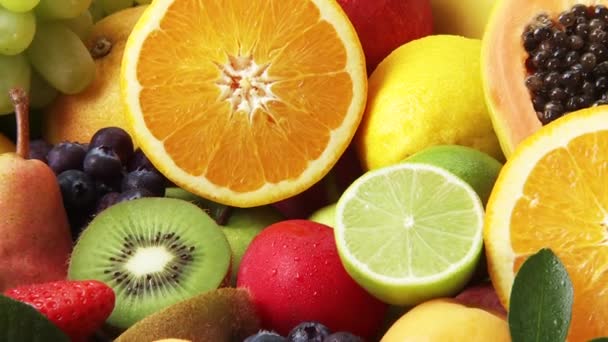 Variedad de frutas sobre fondo blanco - Metraje, vídeo