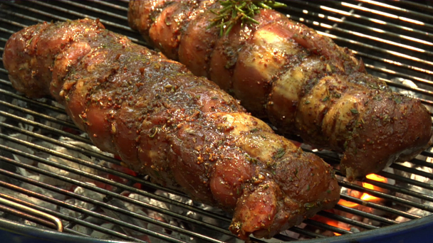 Ψήσιμο στη σχάρα οσφυϊκή χώρα χοιρινού κρέατος - Πλάνα, βίντεο