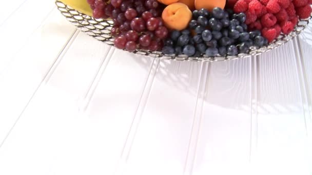 Variedad de frutas sobre fondo blanco - Imágenes, Vídeo