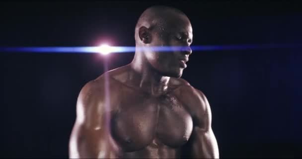 Γυμναστική, μυς και μαύρο άνδρα τέντωμα, άσκηση και ευεξία σε σκοτεινό φόντο στούντιο. Αφρικανικό πρόσωπο, μοντέλο και bodybuilder με αισθητική, εκπαίδευση και προπόνηση με την πρόοδο και υγιή τύπο. - Πλάνα, βίντεο