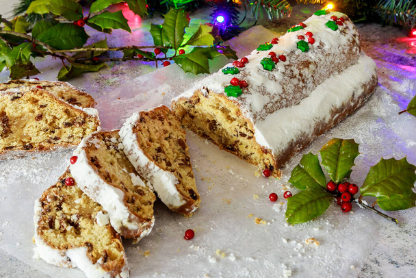 Χριστουγεννιάτικο stollen κατασκευασμένο από marzipan στη Γερμανία, είναι ένα παραδοσιακό χριστουγεννιάτικο κέικ. - Φωτογραφία, εικόνα
