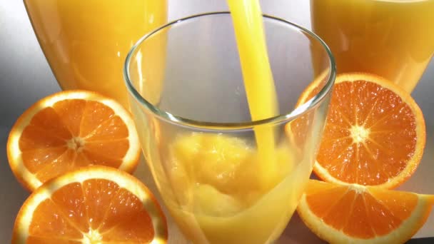 Wylewanie soku pomarańczowego - Materiał filmowy, wideo