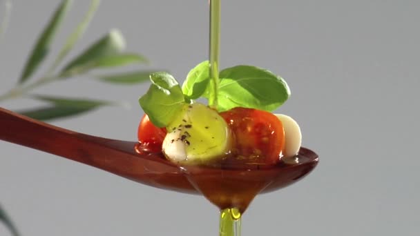 Verter aceite de oliva sobre los tomates
 - Imágenes, Vídeo