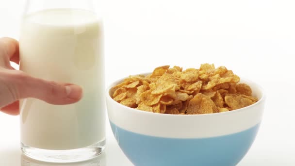 Verter leche sobre los copos de maíz
 - Metraje, vídeo