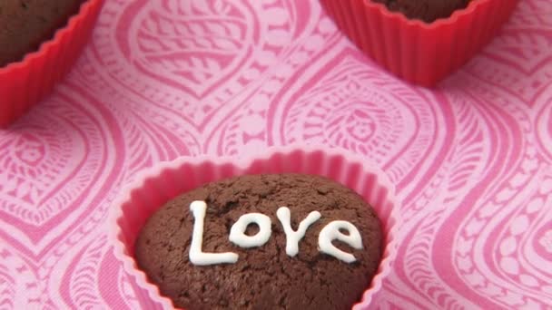 Kształcie serca czekoladowe babeczki z cukru pisania - Materiał filmowy, wideo