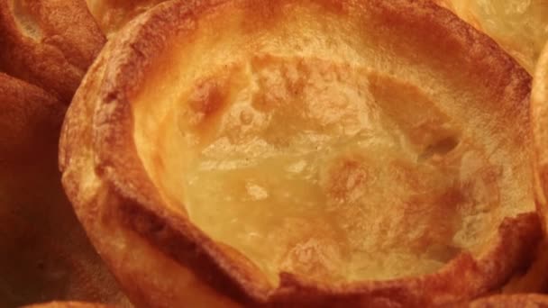 Szakadó mártással felett Yorkshire puding - Felvétel, videó
