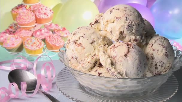 Fagylalt fagylaltkehely, cupcakes és háttérben lufi - Felvétel, videó
