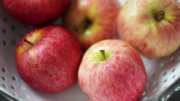 Πλύσιμο μήλα σε ένα σουρωτήρι - Πλάνα, βίντεο