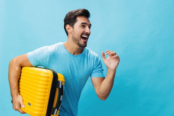 Utazás ember bőrönd utazási tér életmód sárga stúdió boldog nyaralás háttér repülés nyaralás fickó hipster utazás utazó poggyász másolás kék hétvége - Fotó, kép