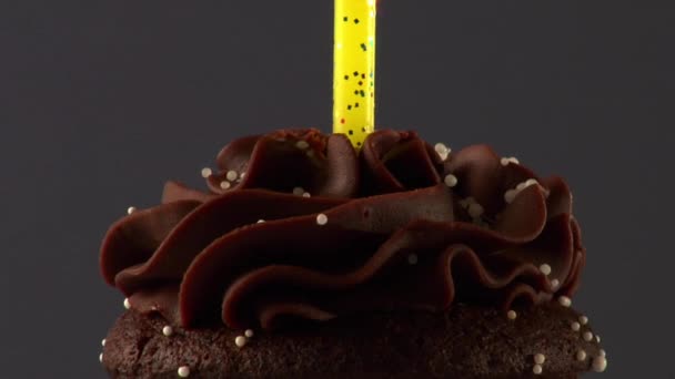 1 つのキャンドルとチョコレートのカップケーキ - 映像、動画