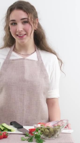 slow motion jong meisje vrouw gooien rode bel peper lachen oprecht op witte achtergrond ruimte en plaats voor tekst koken show koken eetlust heerlijk groente salade vegetarisch - Video