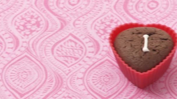 Magdalenas de chocolate en forma de corazón con la escritura de azúcar
 - Metraje, vídeo