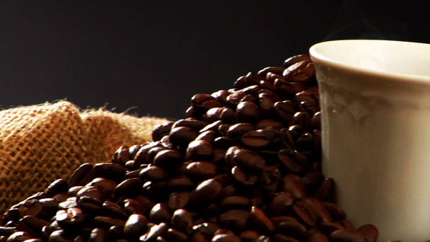 worek ziaren kawy - Materiał filmowy, wideo