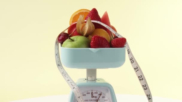 Frutas e fita métrica em balanças de cozinha
 - Filmagem, Vídeo