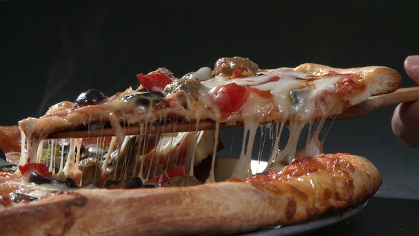 Ein Stück Pizza anheben - Filmmaterial, Video