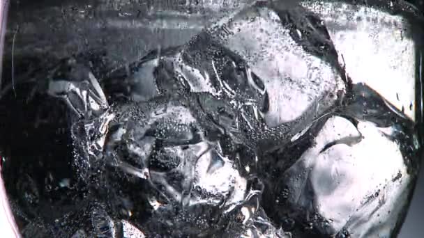 Woda gazowana z kostkami lodu - Materiał filmowy, wideo