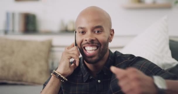 Hombre, llamada telefónica y conversación divertida en casa, riendo y feliz con la tecnología y la conexión. Hombre negro persona, teléfono inteligente y hablar o comunicación, humor y relajarse en el suelo para chismes. - Metraje, vídeo