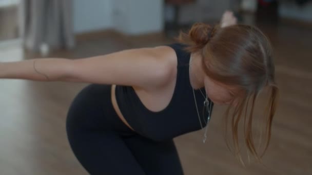 Person, die zu Hause Sport treibt. Medien. Frau dehnt Körper, macht Yoga allein zu Hause - Filmmaterial, Video