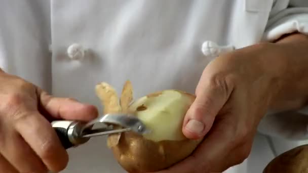 Šéfkuchař loupání brambor - Záběry, video