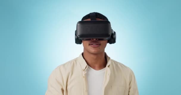 Virtual reality, ervaring in digitale wereld en zwarte mens, toekomstige technologie en holografische op blauwe achtergrond. 3D, greep uit plank en hightech met VR-avontuur, metaverse en fantasie in de studio. - Video