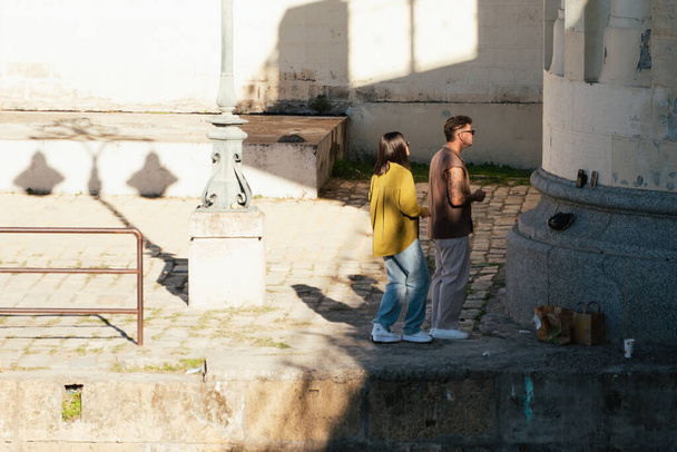 Sevilla, España; 18 de noviembre de 2023: Un niño y una niña grabando un TikTok. Una pareja grabándose con un teléfono móvil. Dos jóvenes posando frente a su móvil. - Foto, Imagen